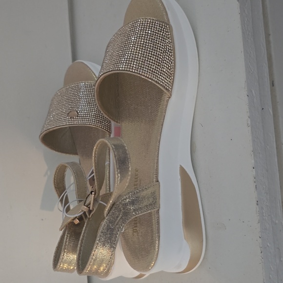NWT Juicy Couture gold Sparkle platform cushion sandals - Picture 6 of 7